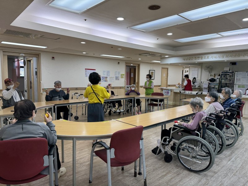 도봉실버센터 9월28일 악기테라피 프로그램입니다.(전층) 사진 14