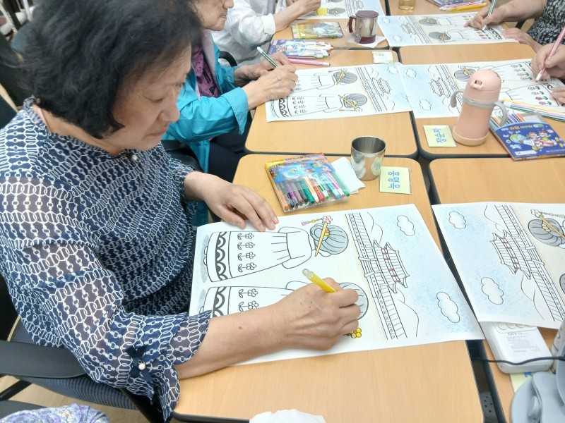 도봉실버센터 2026년 지역사회연계프로그램 ‘어르신의 마음을 읽는 그림、 나누는 이야기’ （학마을 도서관） 사진 2