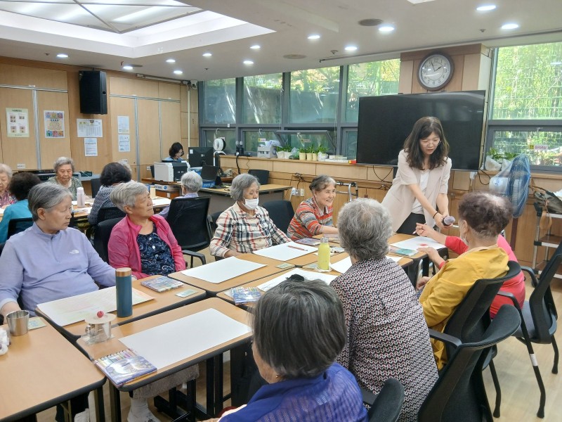 도봉실버센터 2026년 지역사회연계프로그램 ‘어르신의 마음을 읽는 그림、 나누는 이야기’ （학마을 도서관） 사진 3
