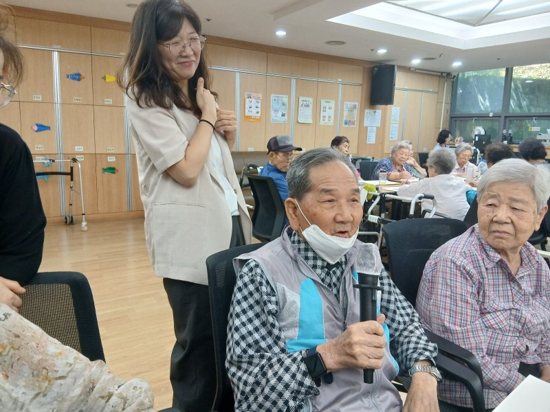 도봉실버센터 2026년 지역사회연계프로그램 ‘어르신의 마음을 읽는 그림、 나누는 이야기’ （학마을 도서관） 사진 5