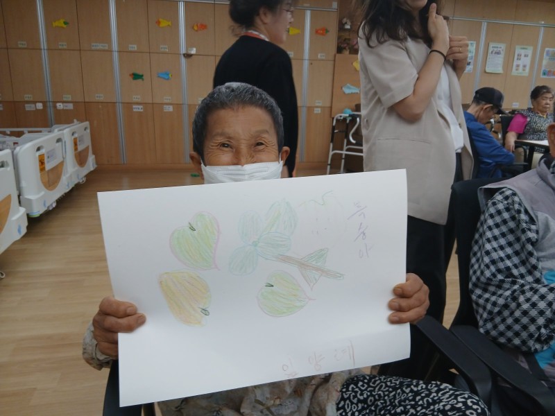 도봉실버센터 2026년 지역사회연계프로그램 ‘어르신의 마음을 읽는 그림、 나누는 이야기’ （학마을 도서관） 사진 6