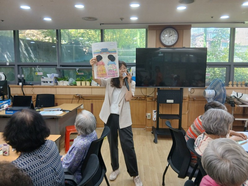 도봉실버센터 2026년 지역사회연계프로그램 ‘어르신의 마음을 읽는 그림、 나누는 이야기’ （학마을 도서관） 사진 7