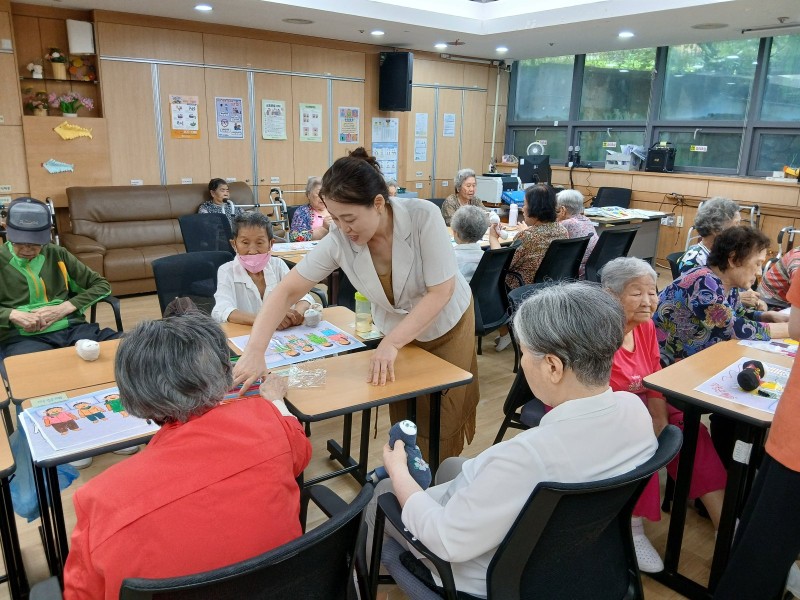 도봉실버센터 2026년 지역사회연계프로그램 ‘어르신의 마음을 읽는 그림、 나누는 이야기’ （학마을 도서관） 사진 8