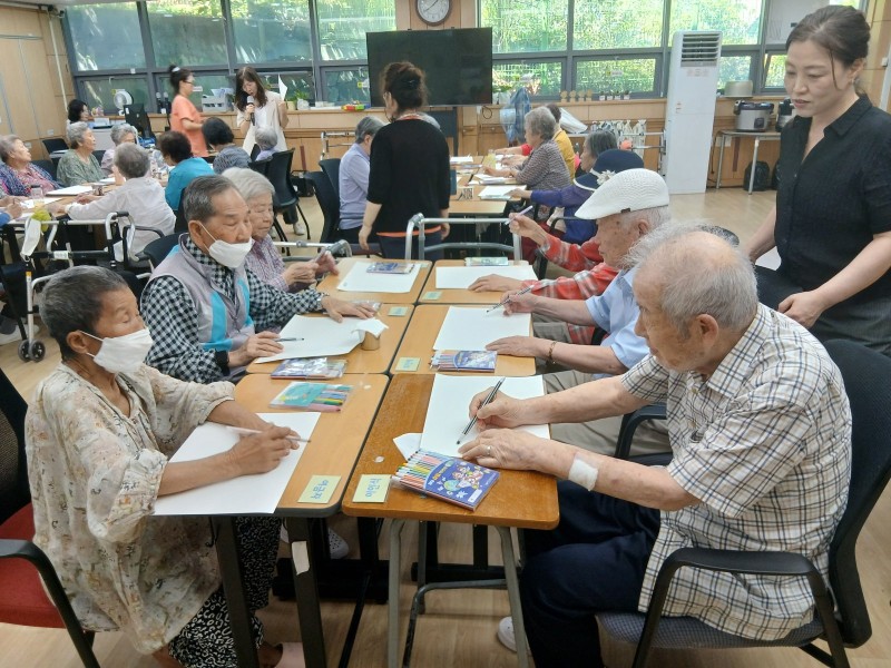 도봉실버센터 2026년 지역사회연계프로그램 ‘어르신의 마음을 읽는 그림、 나누는 이야기’ （학마을 도서관） 사진 9