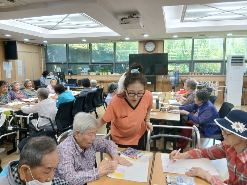 도봉실버센터 2026년 지역사회연계프로그램 ‘어르신의 마음을 읽는 그림、 나누는 이야기’ （학마을 도서관） 사진 10