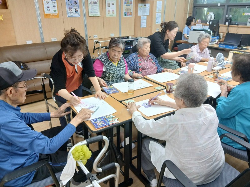 도봉실버센터 2026년 지역사회연계프로그램 ‘어르신의 마음을 읽는 그림、 나누는 이야기’ （학마을 도서관） 사진 11