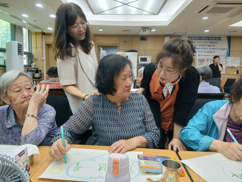 도봉실버센터 2026년 지역사회연계프로그램 ‘어르신의 마음을 읽는 그림、 나누는 이야기’ （학마을 도서관） 사진 12