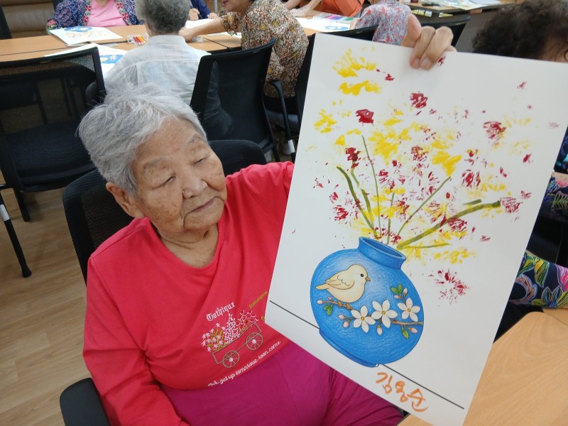 도봉실버센터 2026년 지역사회연계프로그램 ‘어르신의 마음을 읽는 그림、 나누는 이야기’ （학마을 도서관） 사진 19