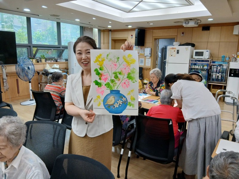 도봉실버센터 2026년 지역사회연계프로그램 ‘어르신의 마음을 읽는 그림、 나누는 이야기’ （학마을 도서관） 사진 20