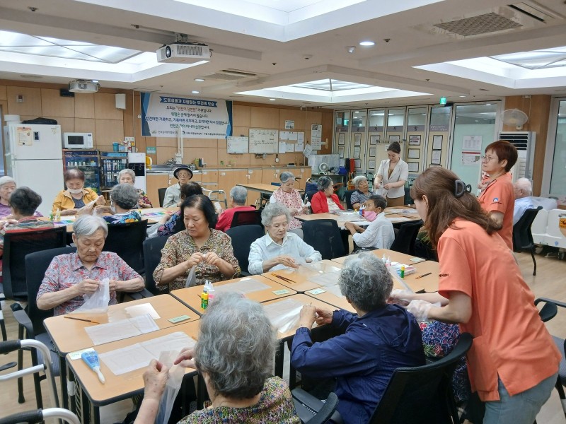 도봉실버센터 2026년 지역사회연계프로그램 ‘어르신의 마음을 읽는 그림、 나누는 이야기’ （학마을 도서관） 사진 22