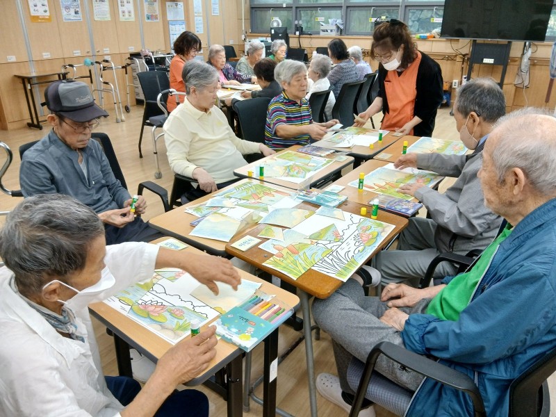 도봉실버센터 2026년 지역사회연계프로그램 ‘어르신의 마음을 읽는 그림、 나누는 이야기’ （학마을 도서관） 사진 24