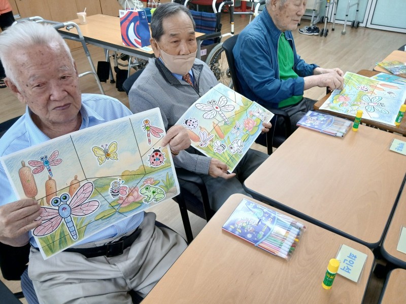 도봉실버센터 2026년 지역사회연계프로그램 ‘어르신의 마음을 읽는 그림、 나누는 이야기’ （학마을 도서관） 사진 25