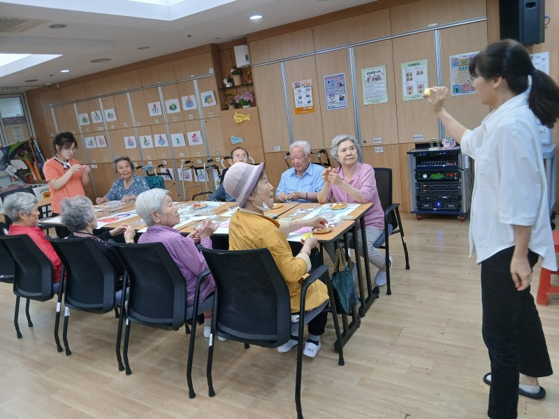도봉실버센터 2026년 지역사회연계프로그램 ‘어르신의 마음을 읽는 그림、 나누는 이야기’ （학마을 도서관） 사진 27