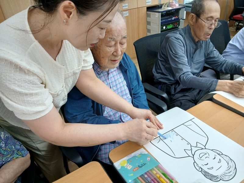 도봉실버센터 2026년 지역사회연계프로그램 ‘어르신의 마음을 읽는 그림、 나누는 이야기’ （학마을 도서관） 사진 28