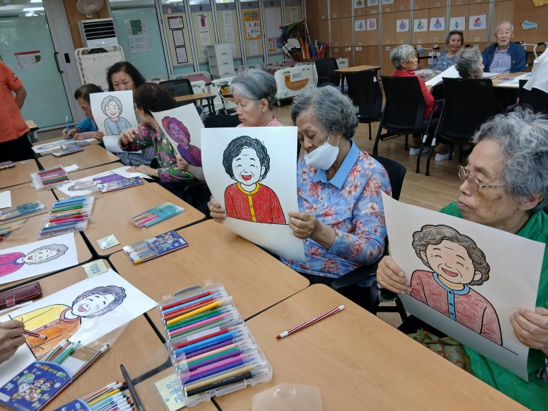 도봉실버센터 2026년 지역사회연계프로그램 ‘어르신의 마음을 읽는 그림、 나누는 이야기’ （학마을 도서관） 사진 29