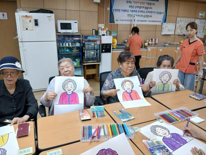 도봉실버센터 2026년 지역사회연계프로그램 ‘어르신의 마음을 읽는 그림、 나누는 이야기’ （학마을 도서관） 사진 30