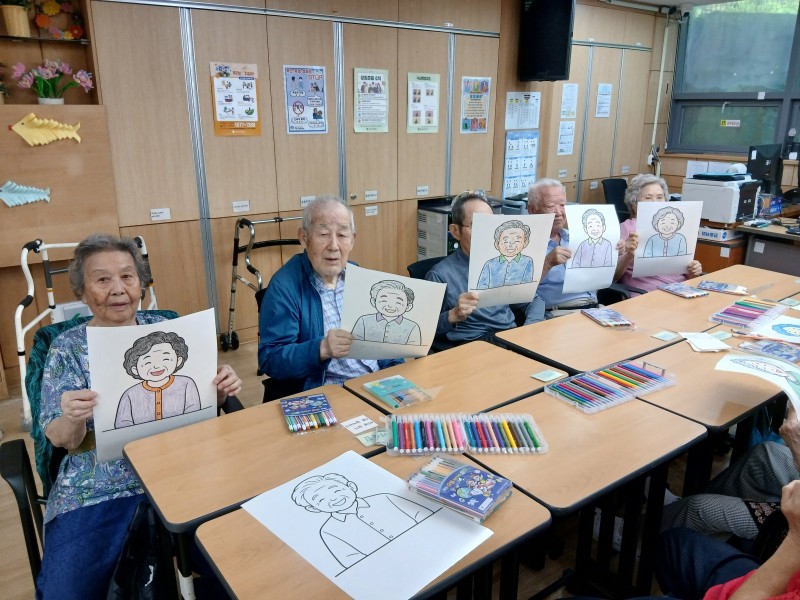 도봉실버센터 2026년 지역사회연계프로그램 ‘어르신의 마음을 읽는 그림、 나누는 이야기’ （학마을 도서관） 사진 31