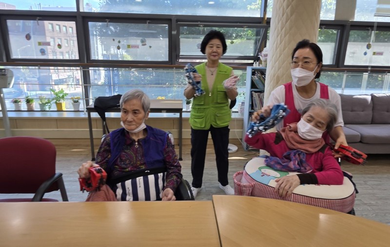 도봉실버센터 9월21일 악기테라피 프로그램입니다.(전층) 사진 31
