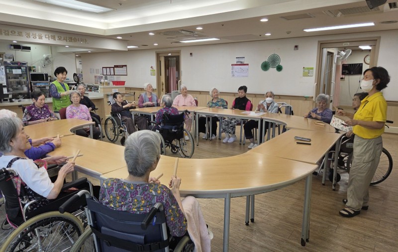 도봉실버센터 9월7일 악기테라피 프로그램입니다.(전층) 사진 26