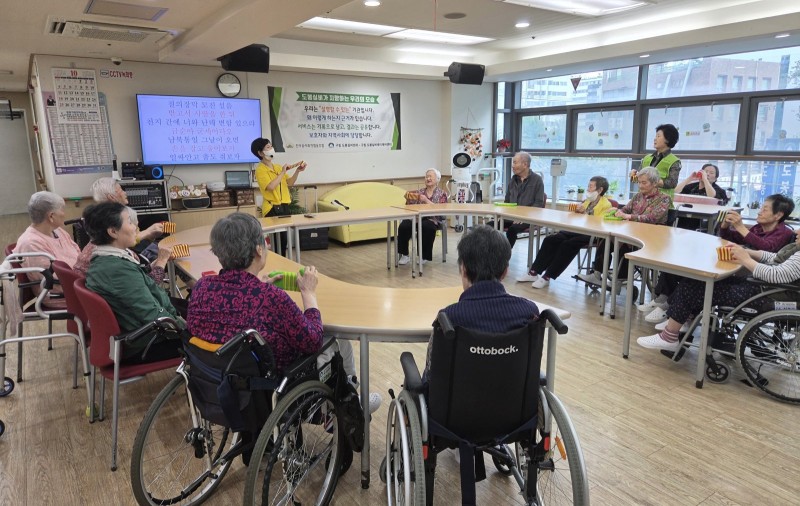도봉실버센터 10월12일일 악기테라피 프로그램입니다.(전층) 사진 1