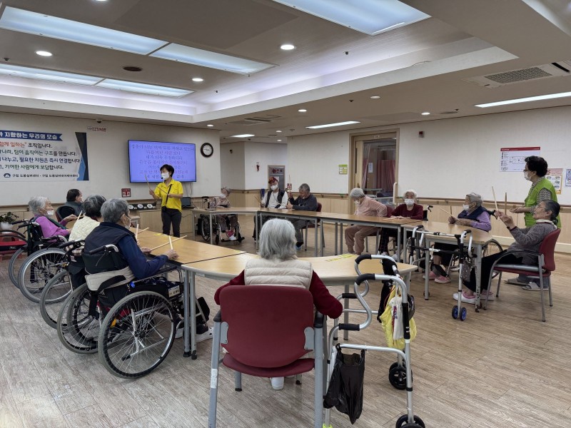 도봉실버센터 10월26일 악기테라피 프로그램입니다.(전층) 사진 3