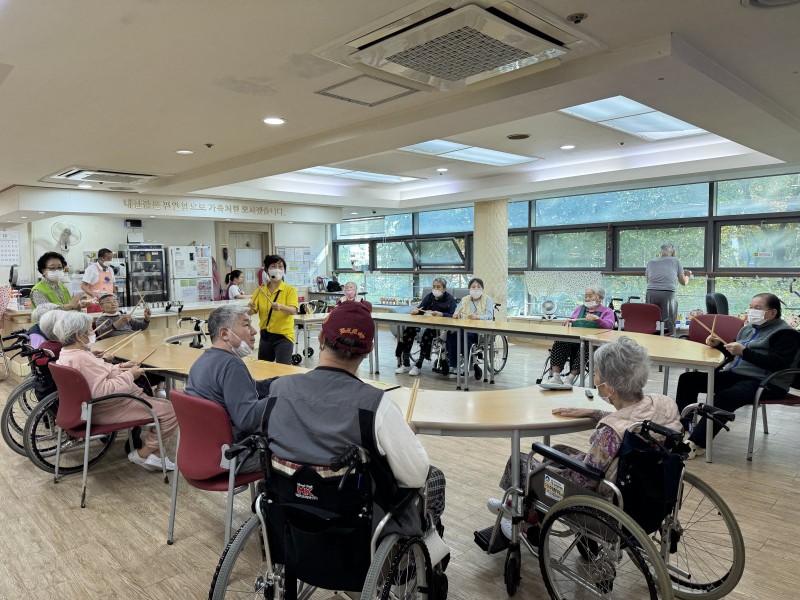 도봉실버센터 10월26일 악기테라피 프로그램입니다.(전층) 사진 4