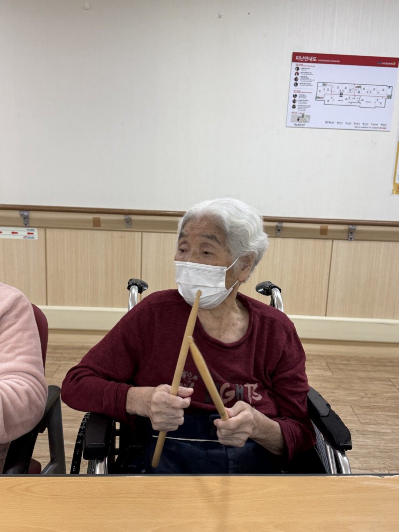 도봉실버센터 10월26일 악기테라피 프로그램입니다.(전층) 사진 12
