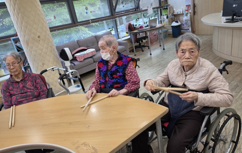 도봉실버센터 10월26일 악기테라피 프로그램입니다.(전층) 사진 17