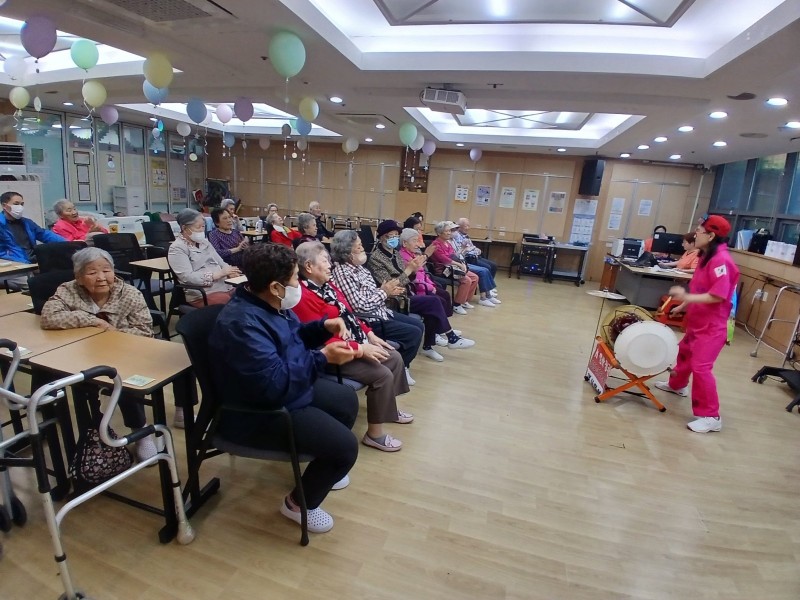 도봉실버센터 26년 10월 16일(금) 문화공연(K-품바) 사진 6