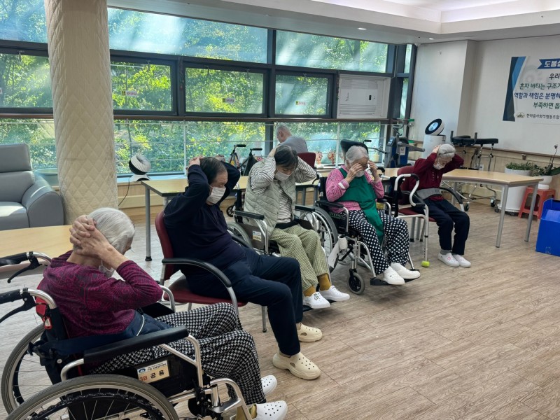 도봉실버센터 10월8일 생활운동 프로그램입니다.(전층) 사진 37