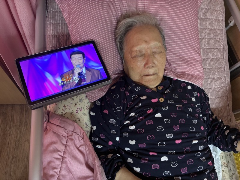 도봉실버센터 10월7일 음악 감상 프로그램입니다.(전층:더 트롯쇼 무대 모음) 사진 2