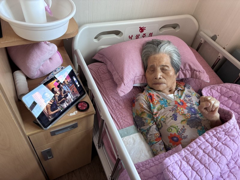 도봉실버센터 10월21일 음악 감상 프로그램입니다.(전층:무대를 압도하는 가수들이 모였다) 사진 16