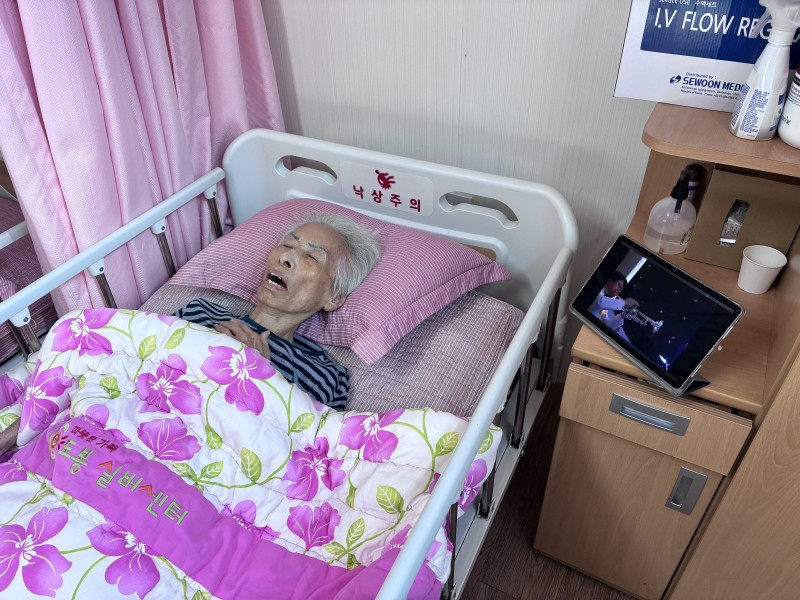 도봉실버센터 10월21일 음악 감상 프로그램입니다.(전층:무대를 압도하는 가수들이 모였다) 사진 20